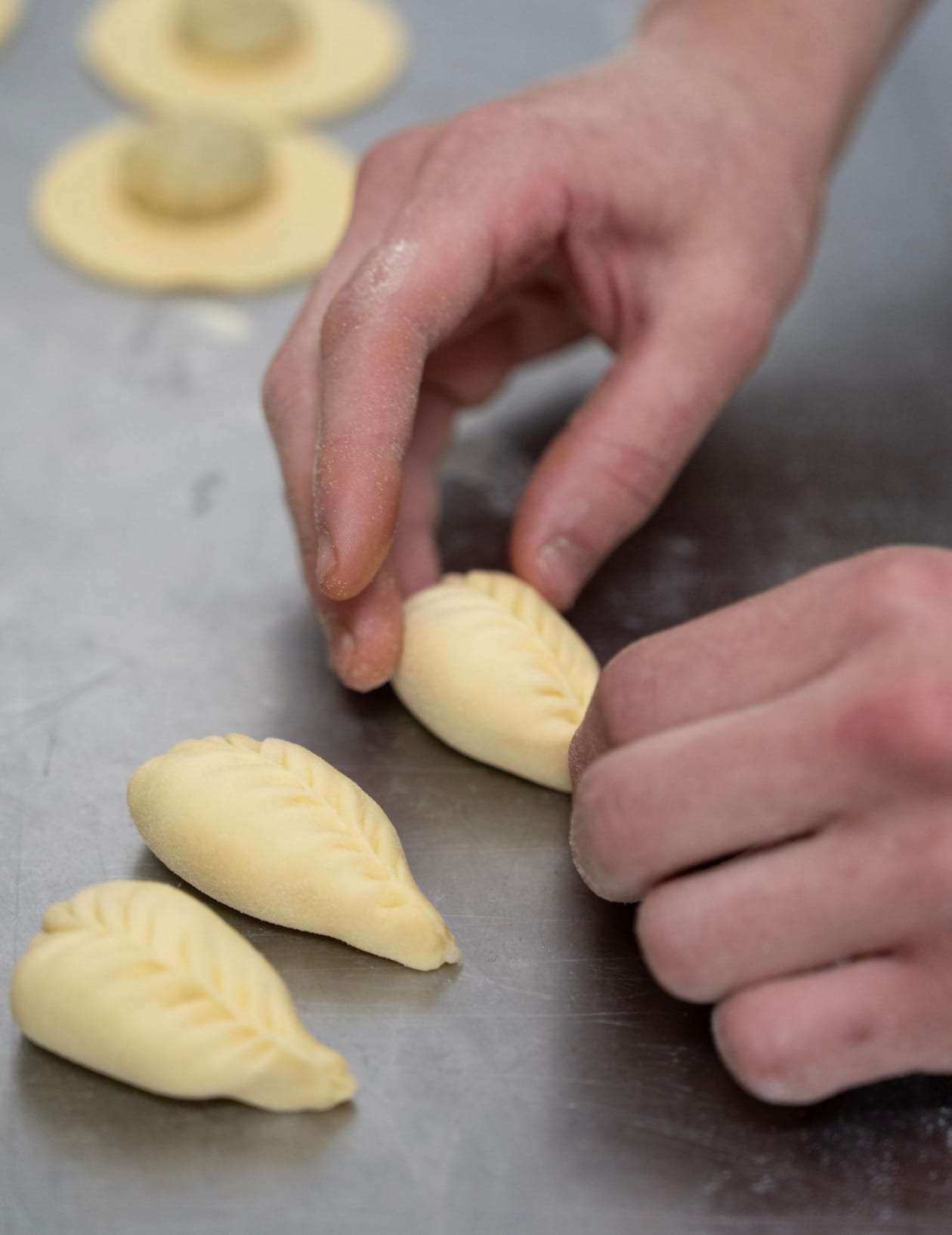 Chiusura a spiga dei culurgiones sardi