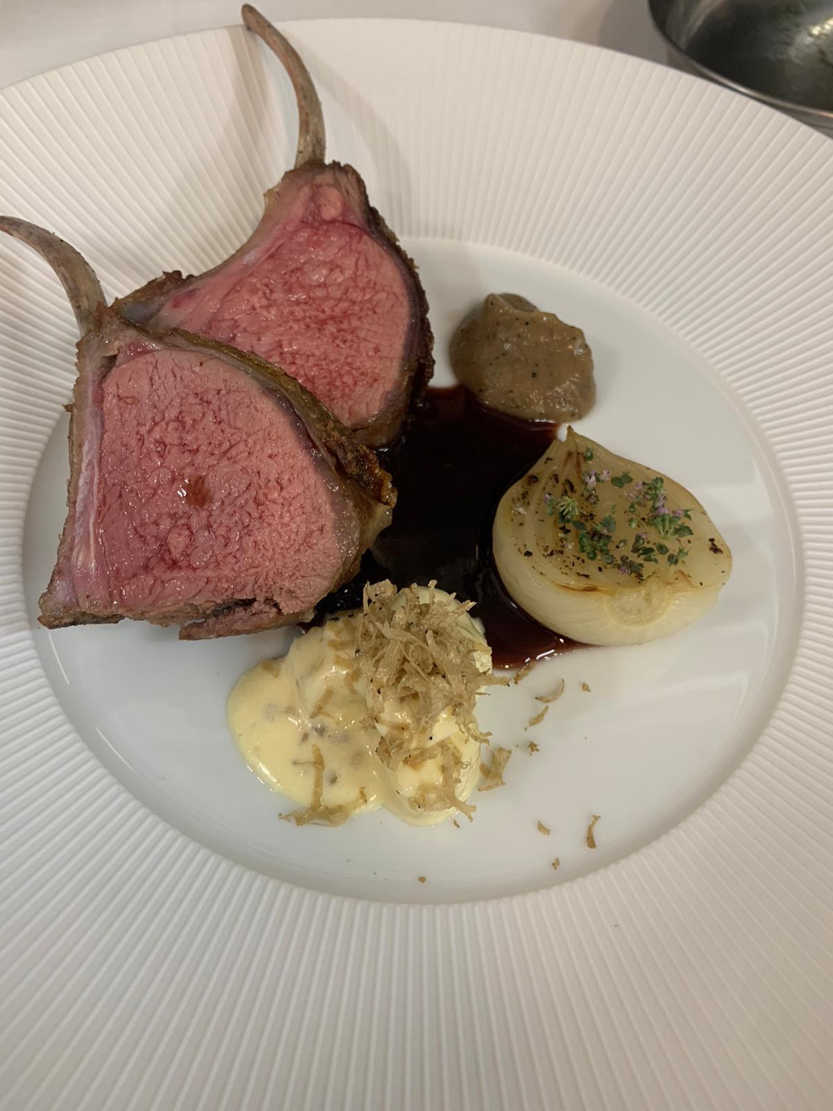 Agnello con la sua salsa, cipolla cotta al cartoccio e rape con tartufo.