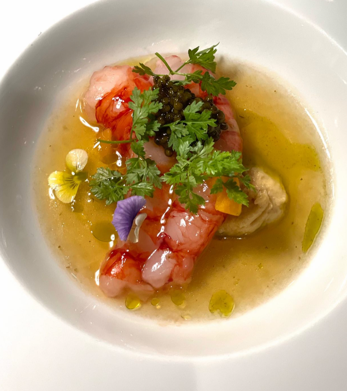 Consommé di nespole, gambero rosso, ostriche al naturale.