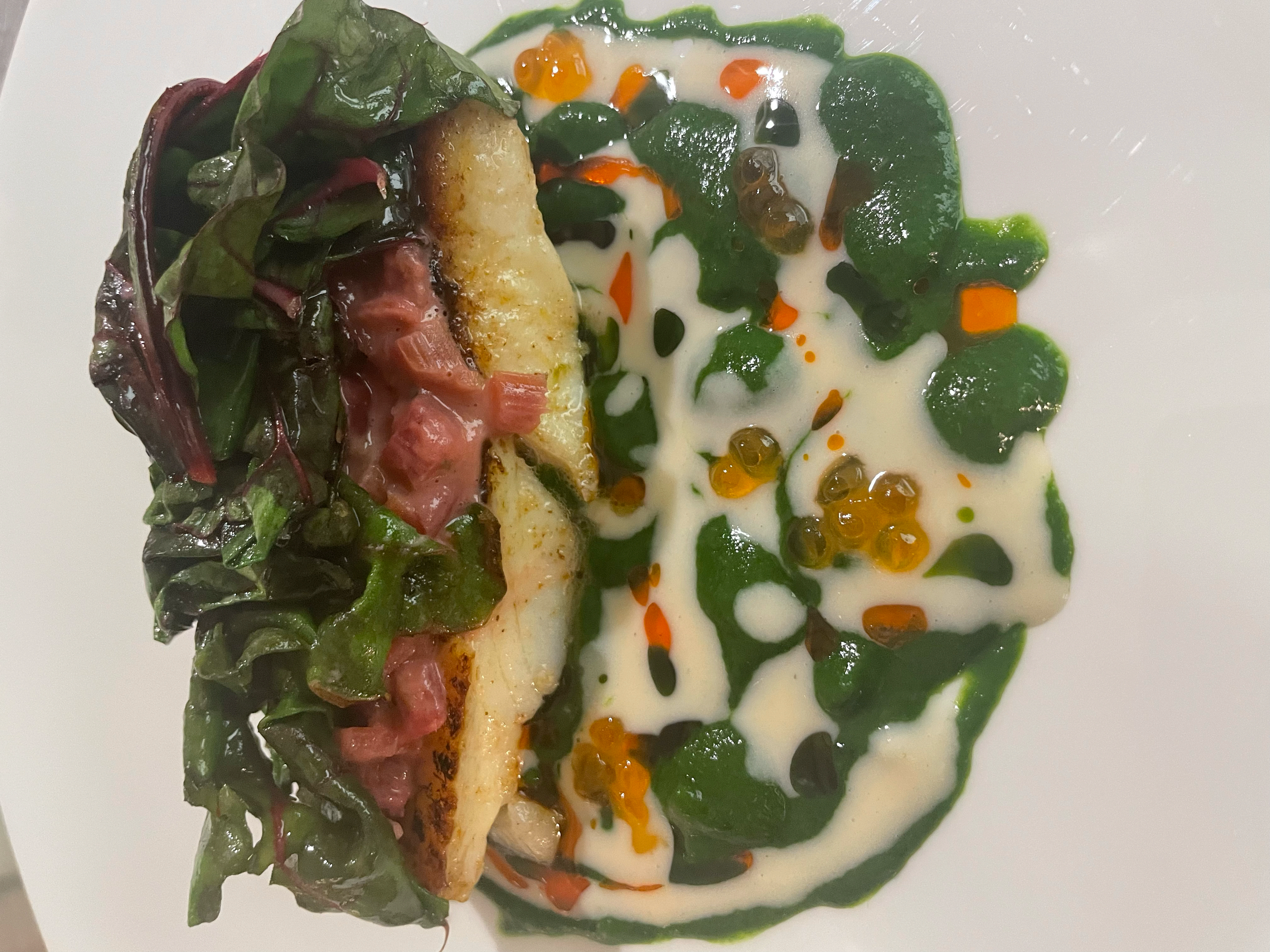 Rombo, crema di bietola, panna acida, uova di salmone.
