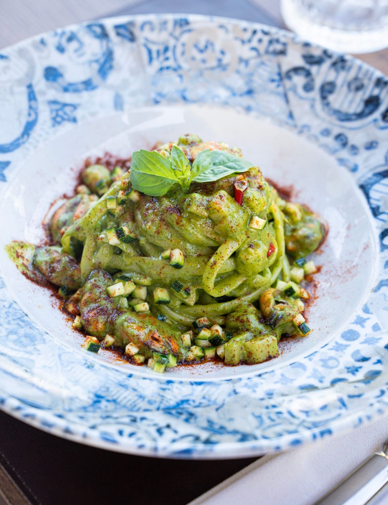 Linguine con crema di zucchine, cozze di Olbia, gamberetti e acciughe.